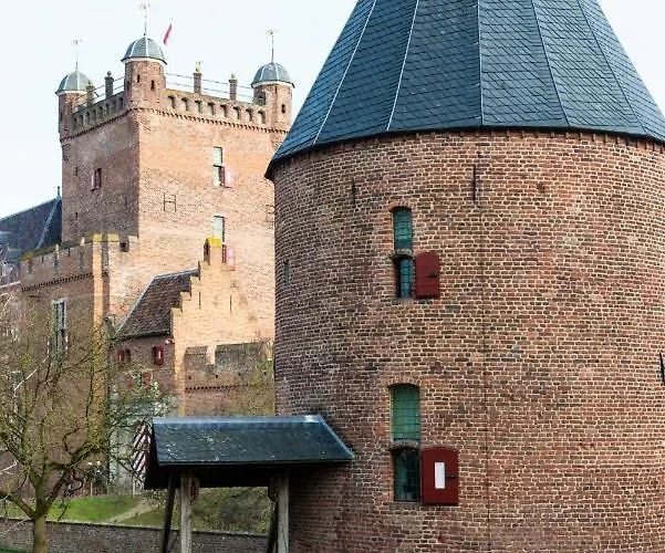 Kasteel Bergh Szálloda 3*